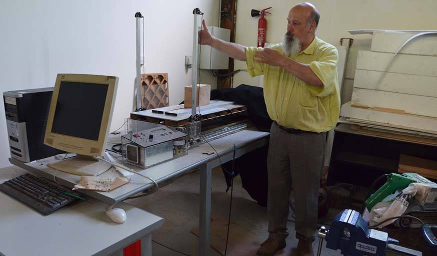 Claude Soria présente une machine qui permet de profiler des pièces d'aéromodélisme avec un fil chaud.