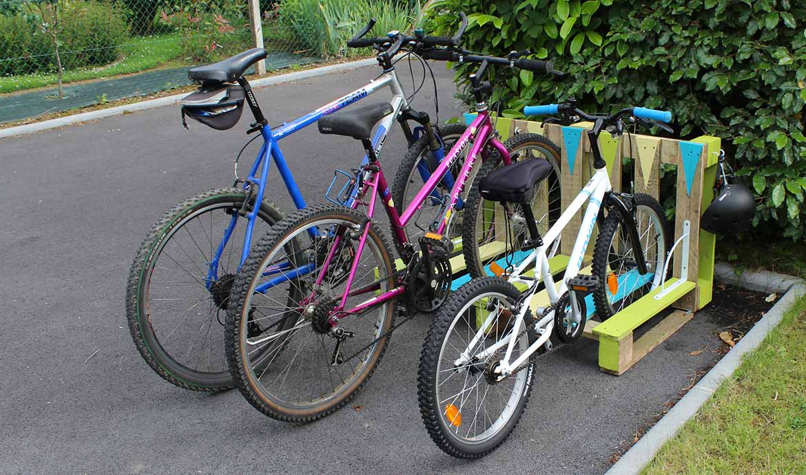 Fabriquez un rack à vélo en palette pour votre garage ou devant chez vous