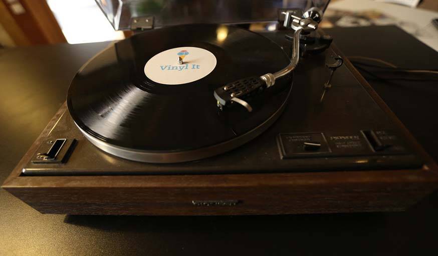 Microsillon Vinyl It sur un lecteur vintage