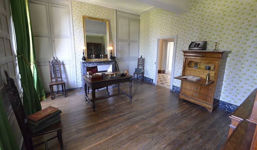 Le bureau du père de Gabrielle, le capitaine Colette.