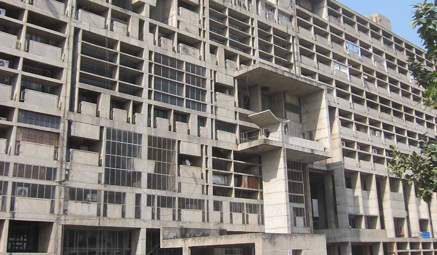 Le bâtiment du capitole de la ville de Chandigarh conçue entièrement par Le Corbusier en Inde dans la province du Pendjab achevé en 1952