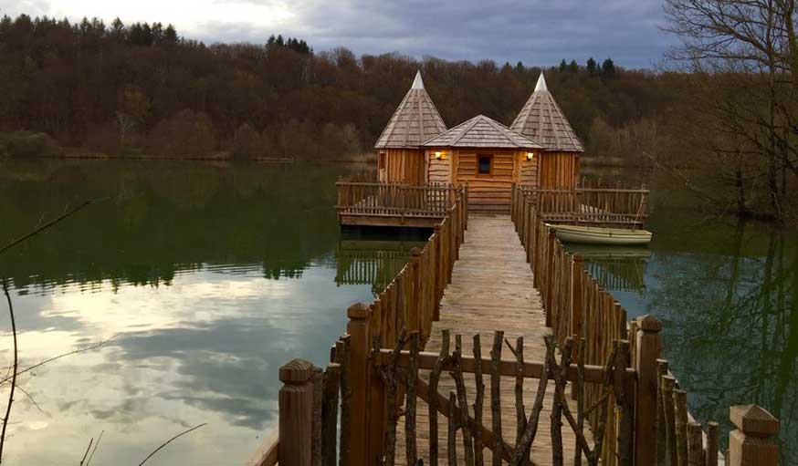 Arrivée depuis la terre au Château flottant, en Franche-Comté.