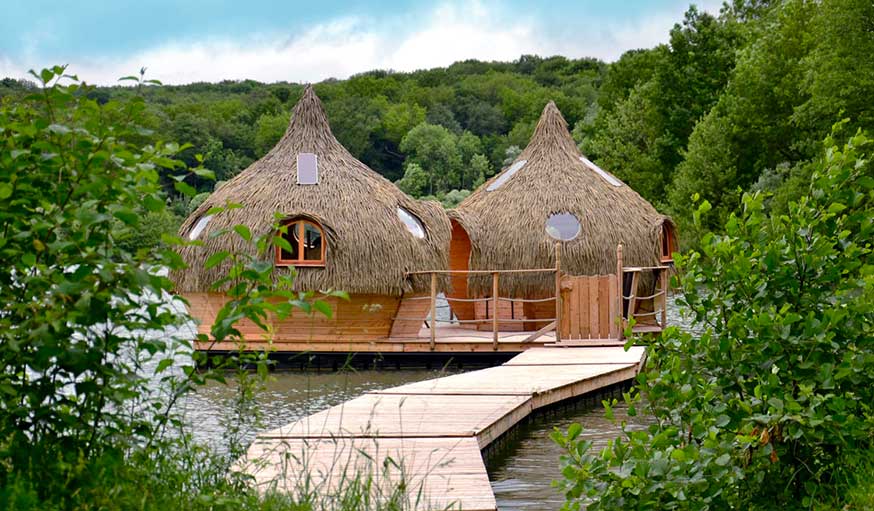 Cabanes Robinson, au Domaine des Grands Lacs, en Franche-Comté. 