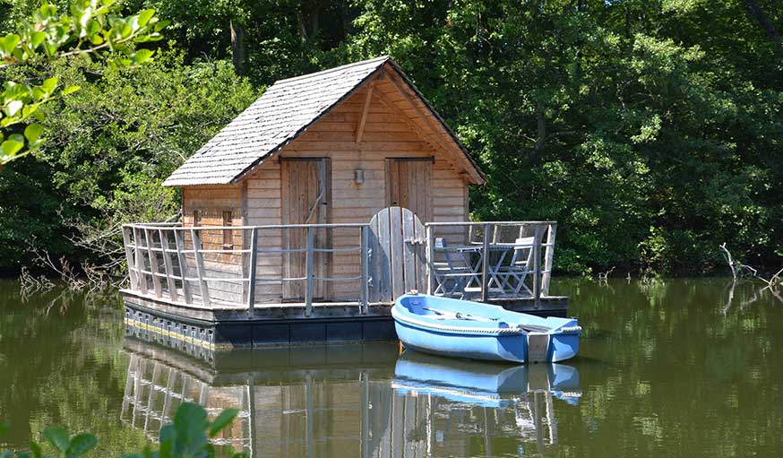 Cabane à rejoindre en barque, Domaine des Vaulx dans le Pays de la Loire.