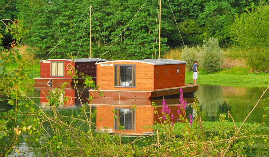 Cabanes flottantes, au village Toué Des Demoiselles, en Auvergne.