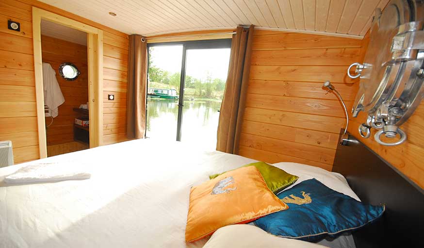 Intérieur d'une cabane flottante, au village Toué Des Demoiselles, en Auvergne.