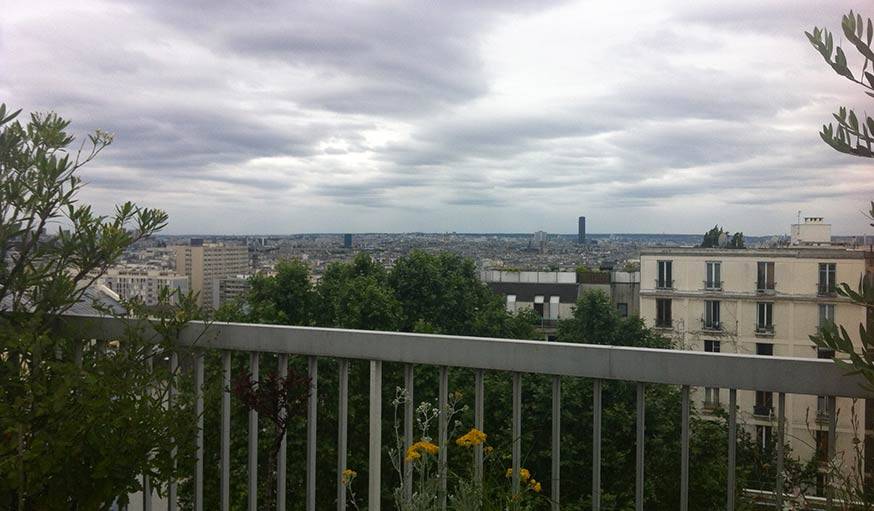 Encore un peu de grisaille plane au dessus de Paris, le 3 juillet, en haut de la butte de Belleville.
