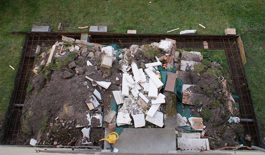 Les gravats sur lesquels est bâtie la terrasse.