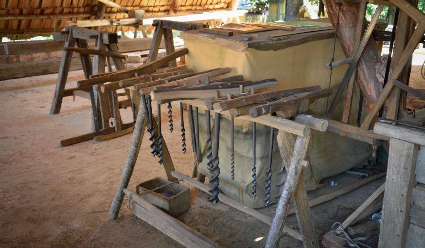 Les outils utilisés par le charpentier.