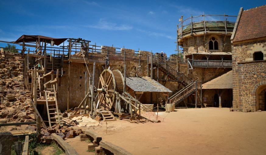 La roue à écureuil qui sert à hisser les matériaux.