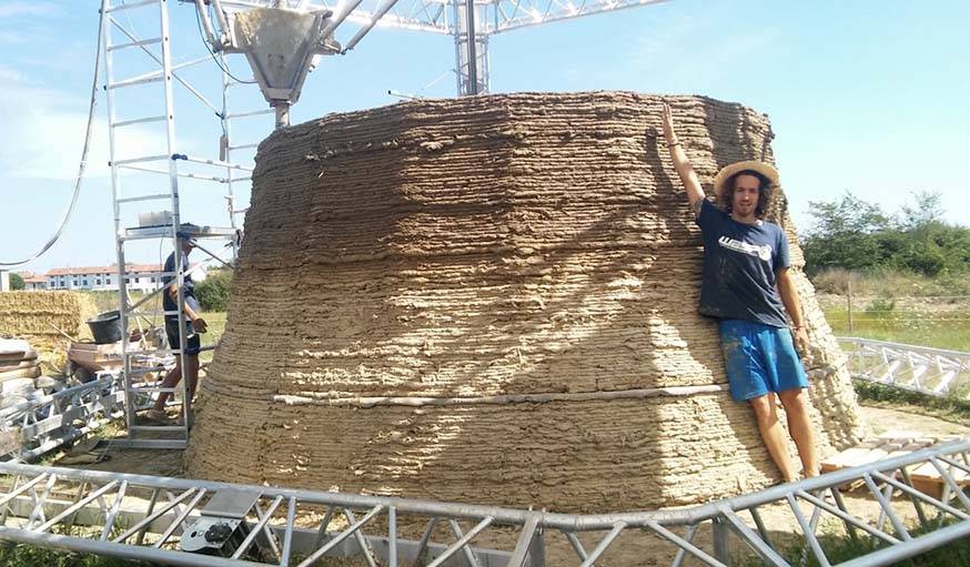 Un maker devant ce qui sera la première maison de l'éco-village Shamballa