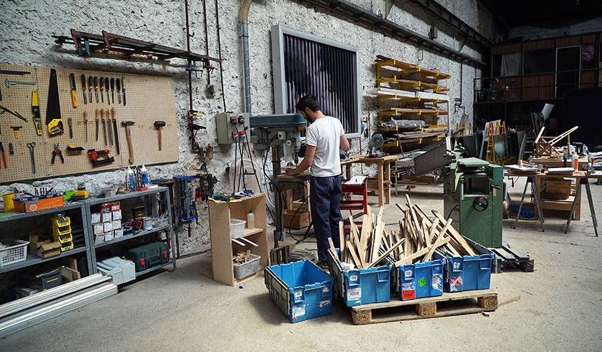 L'atelier, équipé de toutes les machines nécessaires pour créer des meubles. 