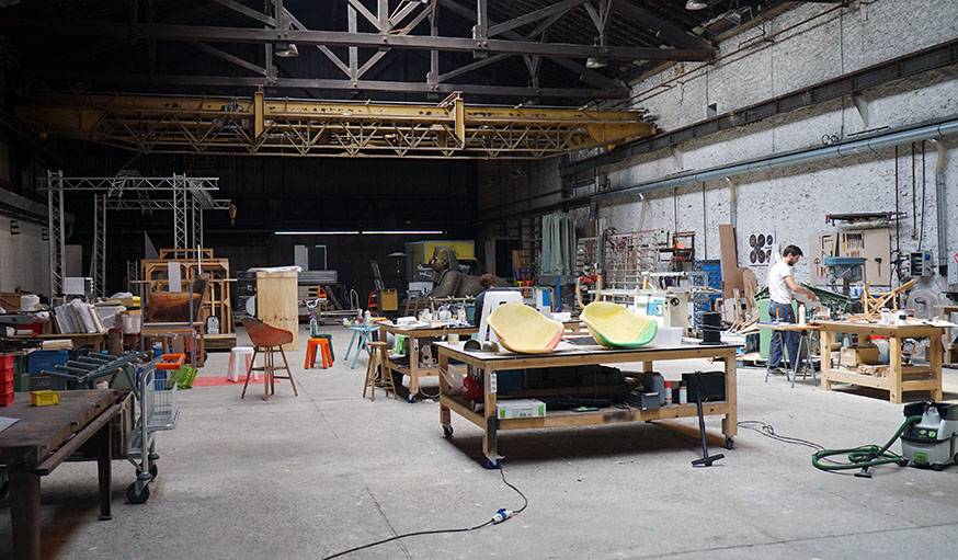 L'atelier de Maximum où sont crées les meubles à partir de déchets industriels. 