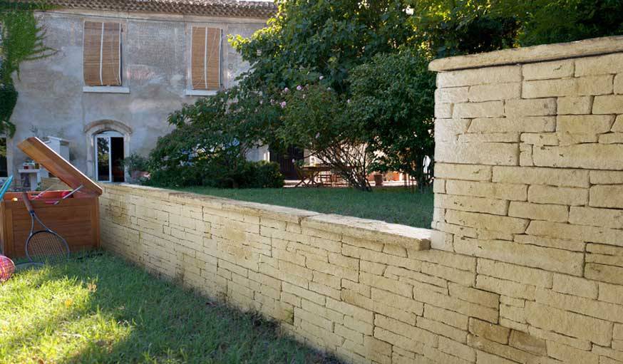 Mur en pierre pour clôturer.