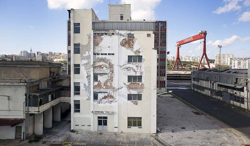 Façade par vhils à Lisnave au Portugal.