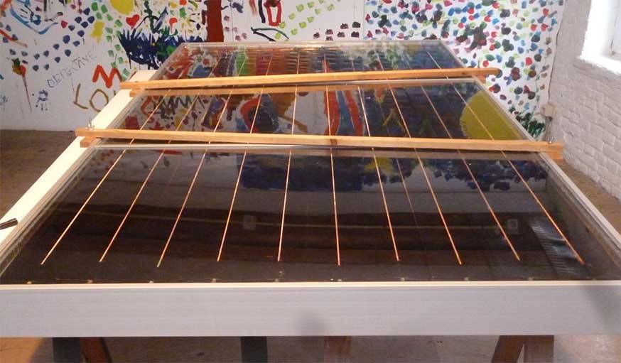 Un panneau solaire allongé fabriqué avec des matériaux neufs