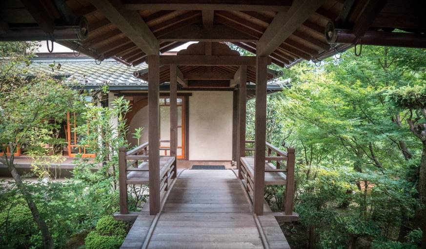 Ce banc est l'endroit préféré d'Azumi San. De là, elle peut contempler les deux parties de son jardin. 