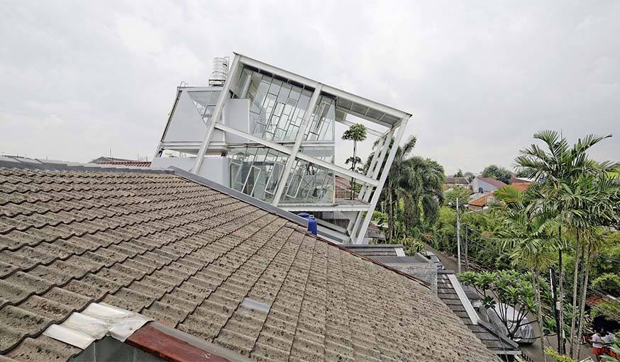 La maison penchée vue depuis un autre toit