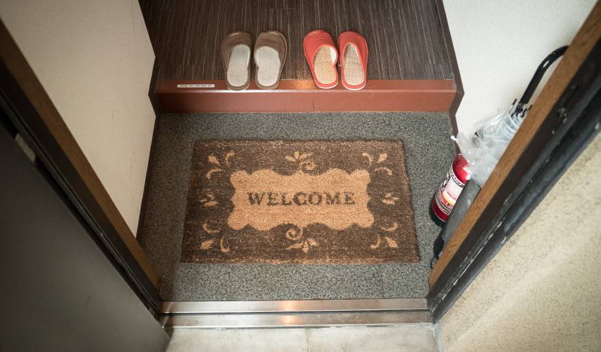 Au Japon, des petits chaussons vous attendent dans l'entrée : il est interdit de pénétrer chaussé à l'intérieur.