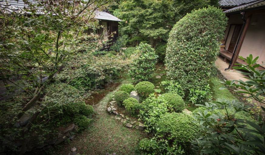 Le jardin japonais s'entretient quotidiennement afin qu'il garde sa superbe.