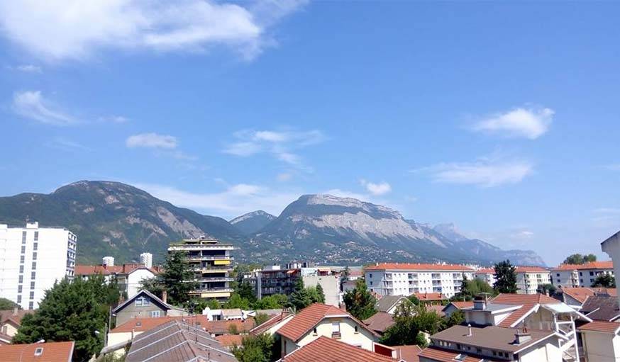 Grenoble, entourée de ses montagnes