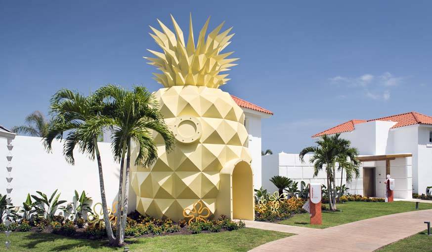 L'ananas géant à l'entrée de la maison.