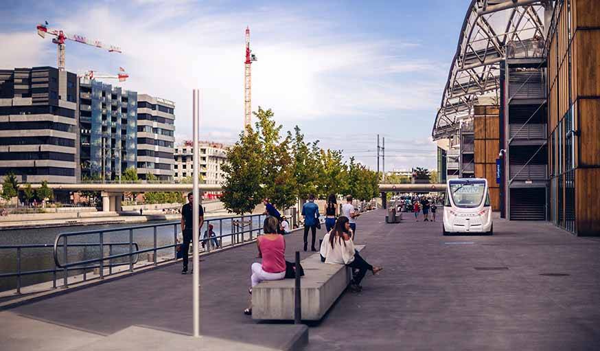 Les minibus sans chauffeur longeront le quai dans le quartier de la Confluence à Lyon.