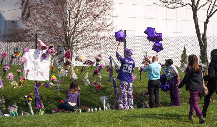  Les fans de Prince donnent lui rendent hommage devant sa maison de Paisley Park, le 21 avril 2016.