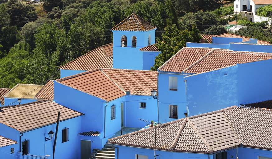 Même l'église du village a été repeinte en bleu.
