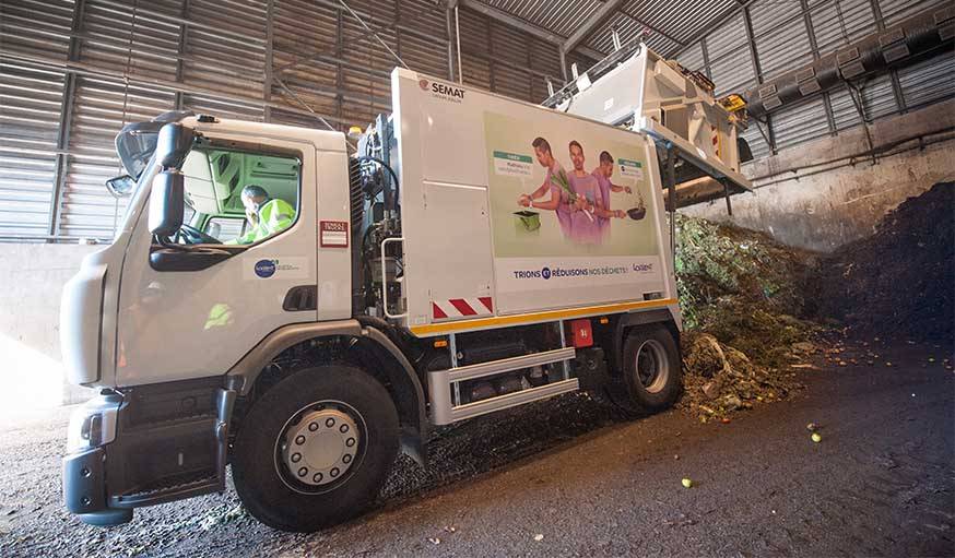 Un camion-benne déverse les biodéchets collectés dans les bacs verts à Adaoz.