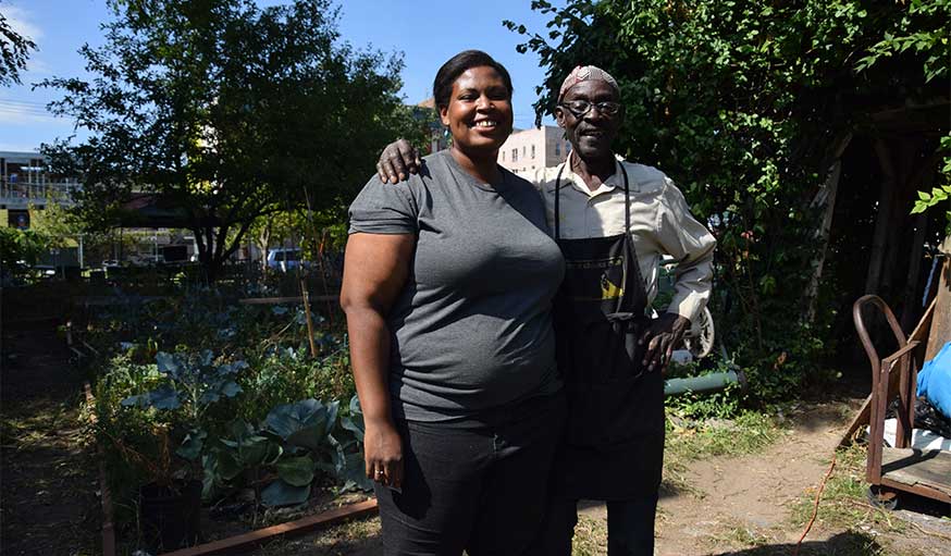 Kadeesha Williams et son grand-père Abu Talib, fondateur de la Ferme Communautaire de Taqwa.