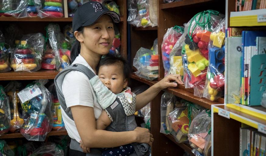 Doori Kim vient se fournir régulièrement en jouets pour ses deux enfants.