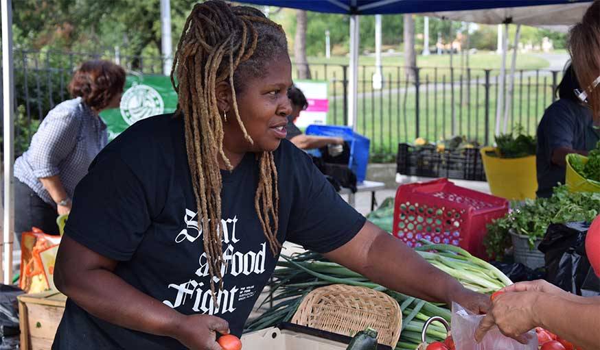 Karen Washington, figure emblématique des jardins partagés, au marché La Familia Verde.