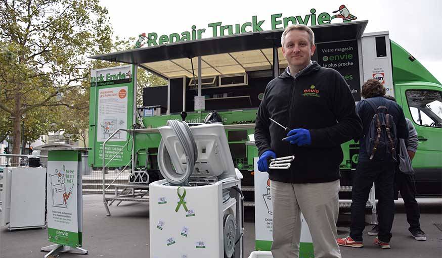 Didier Ancel, animateur technique à la fédération Envie, devant le Repair Truck à Paris, le 1er octobre 2016.