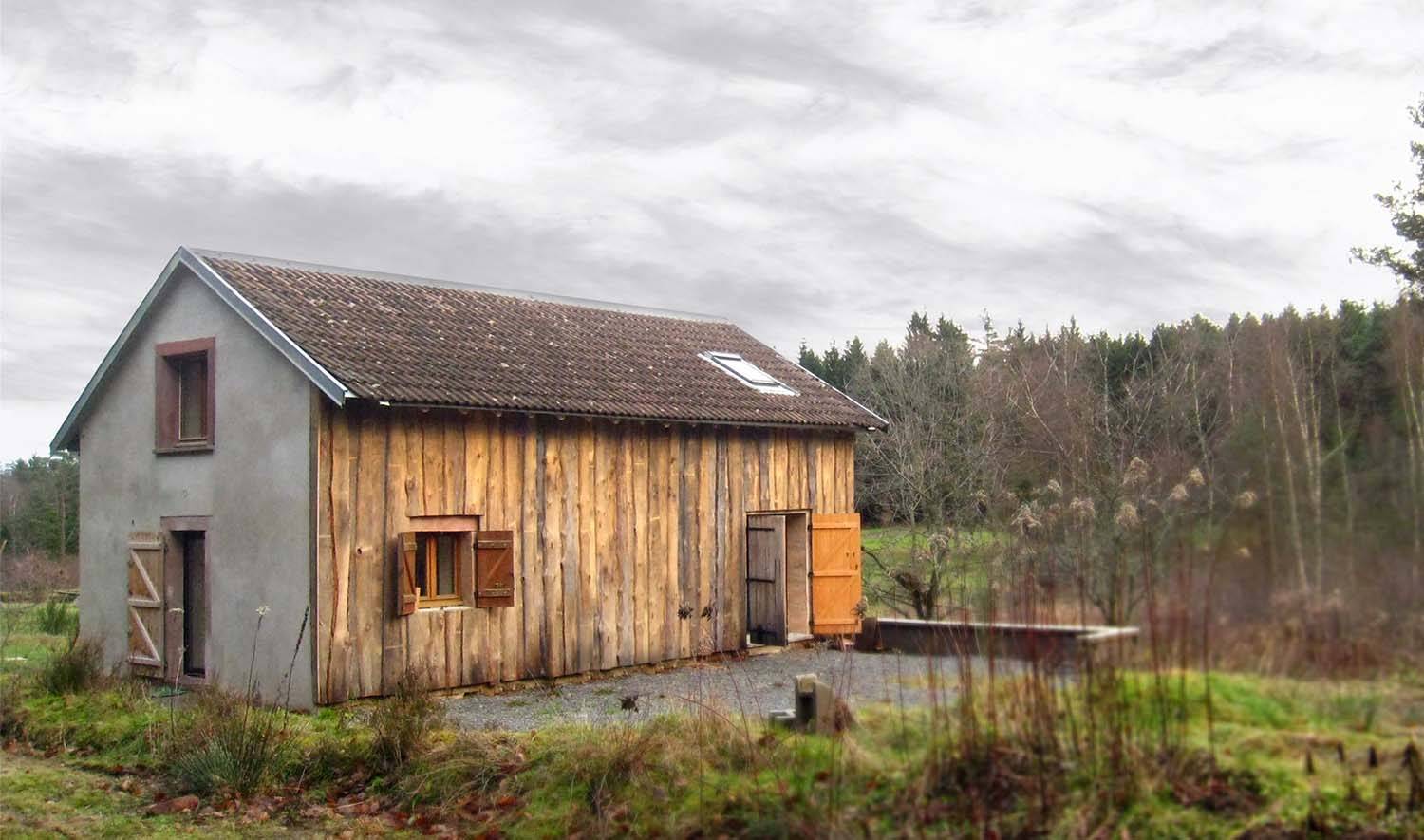 La Roubière, après rénovation, dans une clairière des Vosges. 