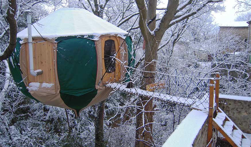 La yourte suspendue sous la neige.