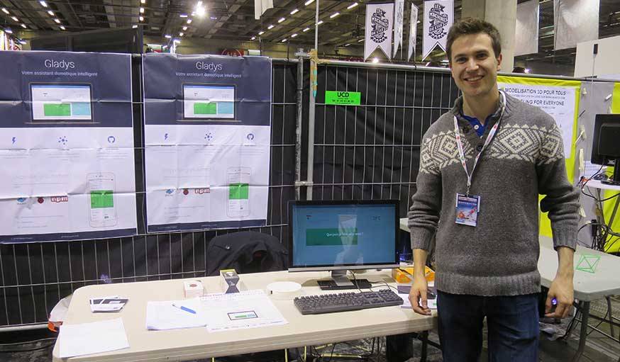 Pierre-Gilles Leymarie présente son assistant virtuel à la Maker Faire de Paris.