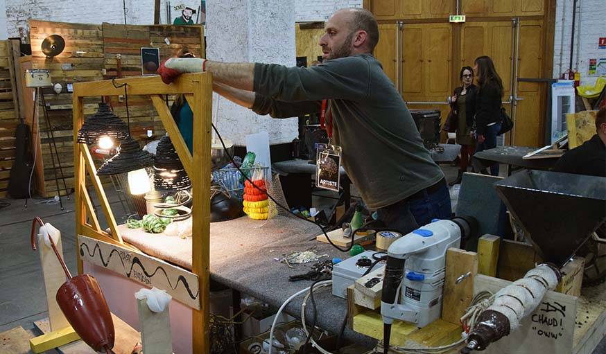 Les abat-jour fabriqués à partir d'un stock de bouteilles en plastique par Ahamd Khouja.