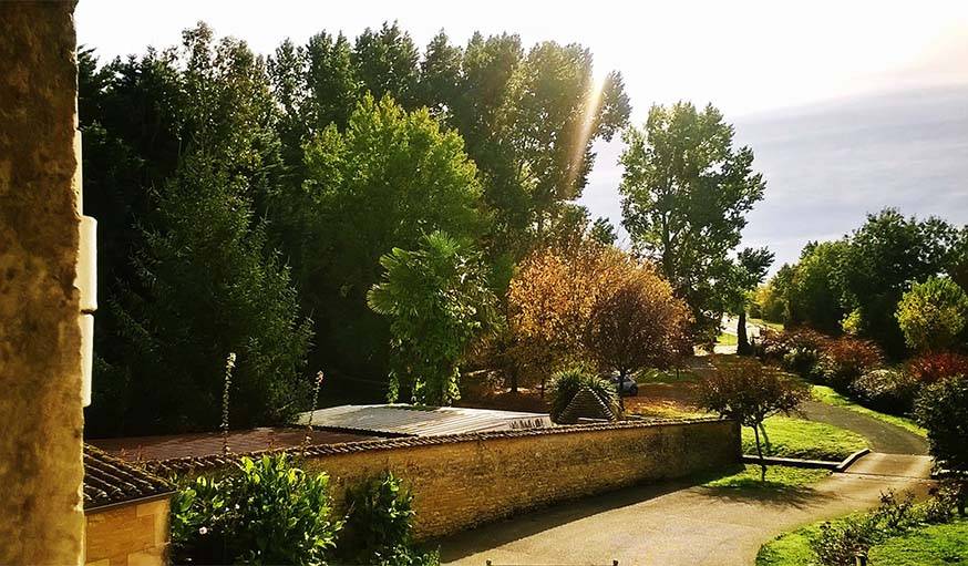 Une sublime lumière pour ce jardin de Cravans (Charente-Maritime).