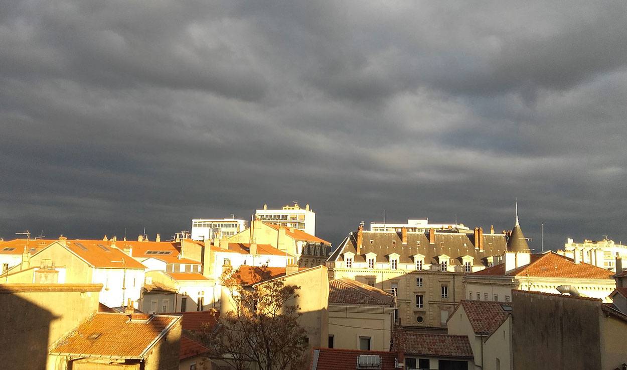 Une lumière d'orage dans le centre-ville de Valence, dans la Drôme.