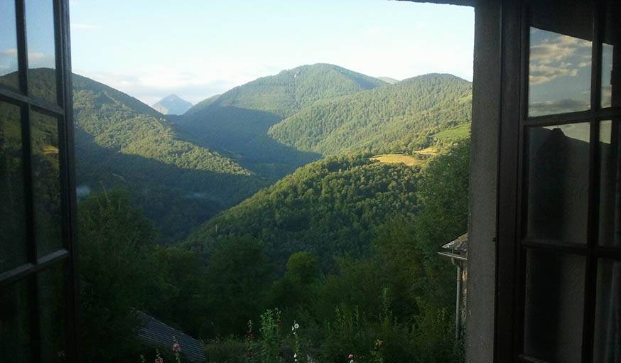 Réveil face aux montagnes, un matin d'été, au petit village de Galey en Ariège.
