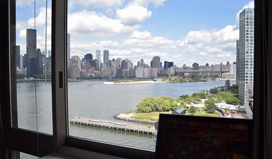 Vue sur l'East River et Manhattan depuis le 12e étage, à New York.