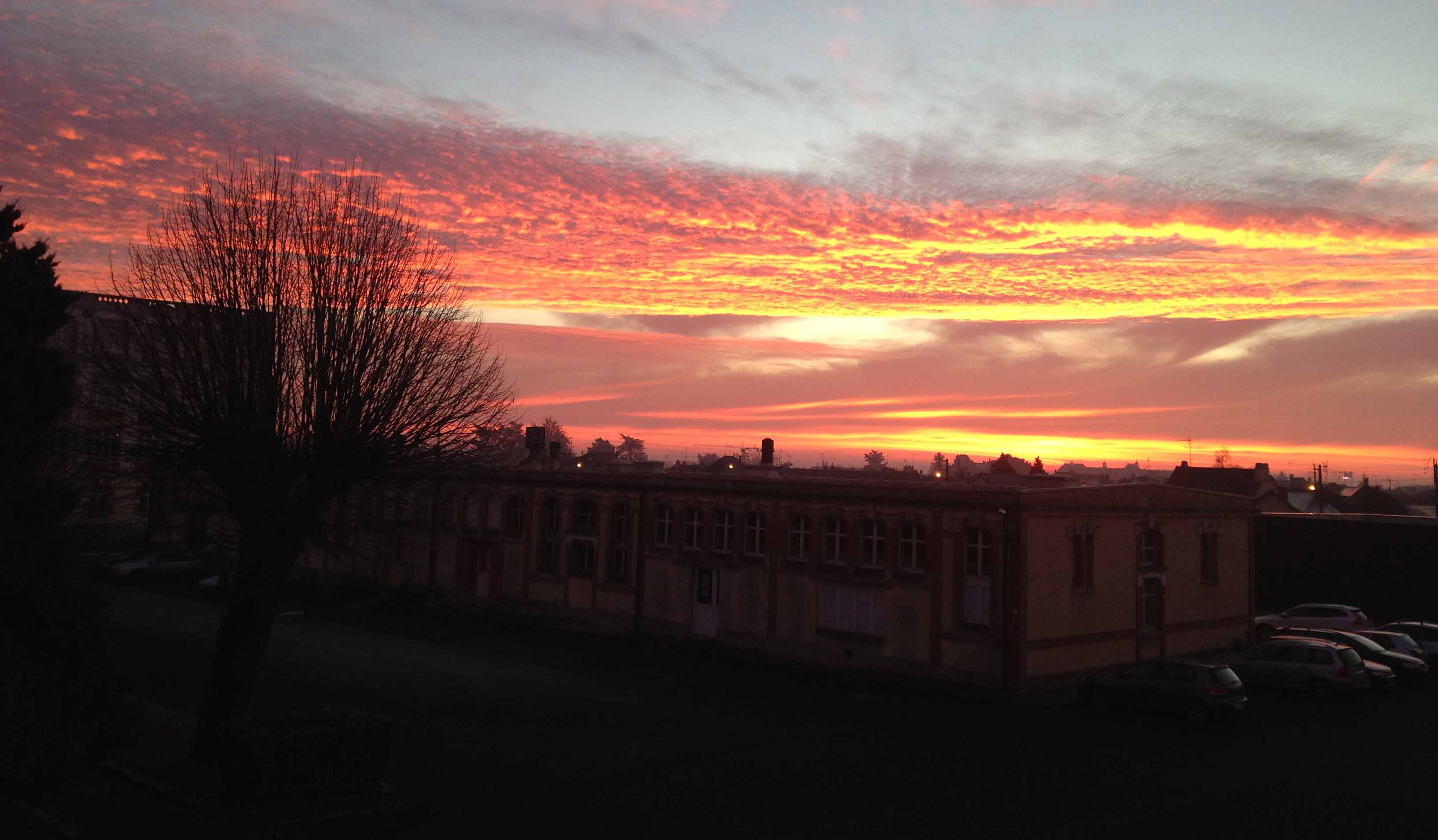 Un sublime coucher de soleil sur la ville d'Angers (Maine et Loire).