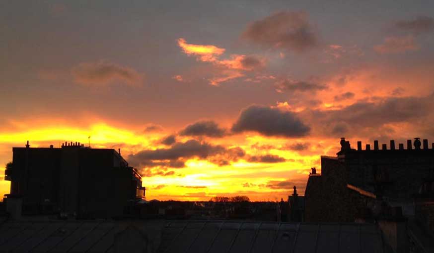 L'aube observée depuis une fenêtre perchée au 7e étage du quartier Daumesnil à Paris, début avril.