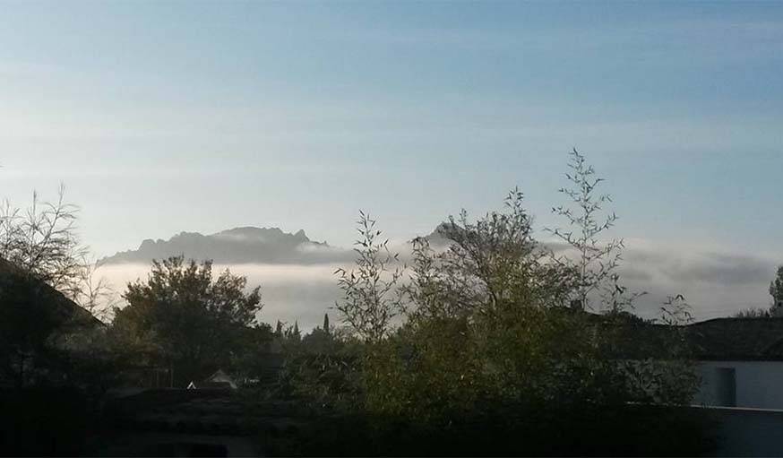 Une superbe vue d'une vallée du Var dans les nuages, dans le village de La Crau