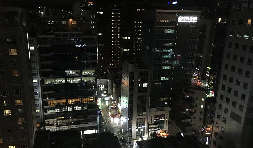Plongée de nuit sur Tokyo, au Japon. 