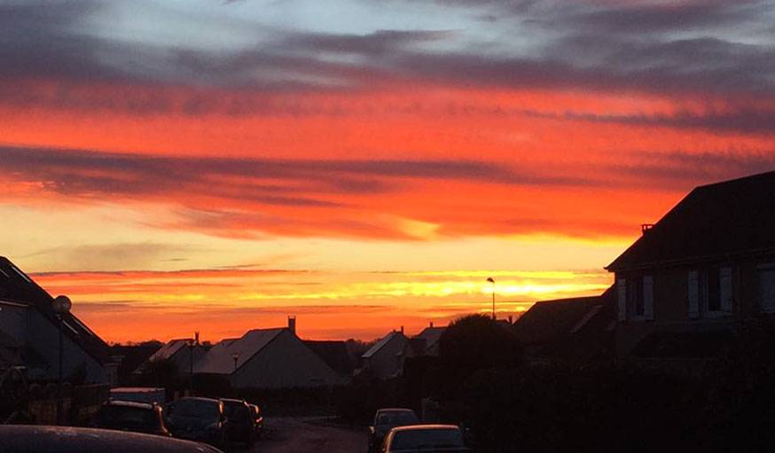 Ciel rougeoyant à Bayeux (Calvados), le 8 décembre.