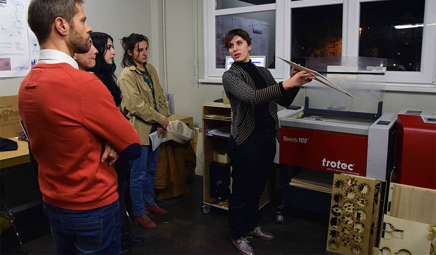 Formation à l'utilisation de la découpeuse laser, à l'Av.Lab de Strasbourg.