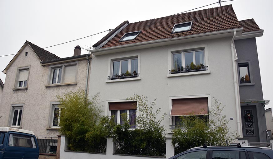 La maison passive de Jérémy Hérard à droite, et son ancienne jumelle à gauche.