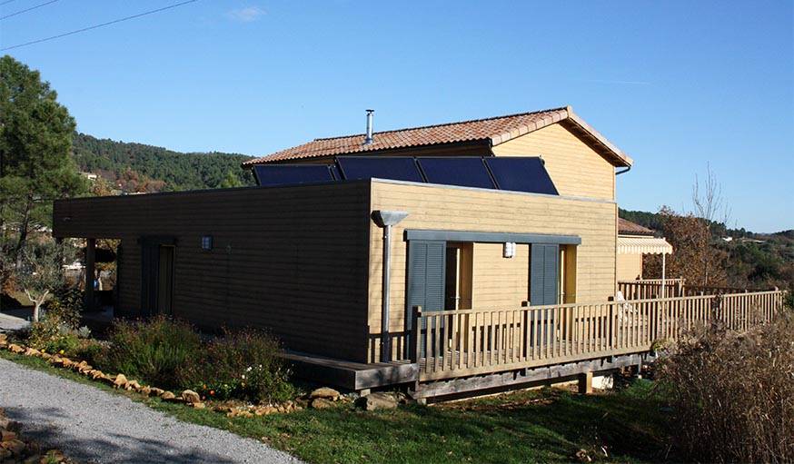 La maison a été pensée pour être la plus écologique possible, avec panneaux solaires et toilettes sèches. 